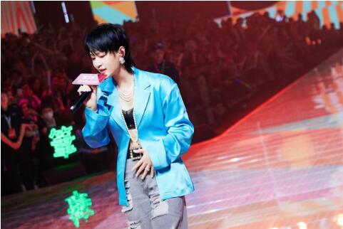 　　都市丽人代言人周笔畅助阵新品发布会