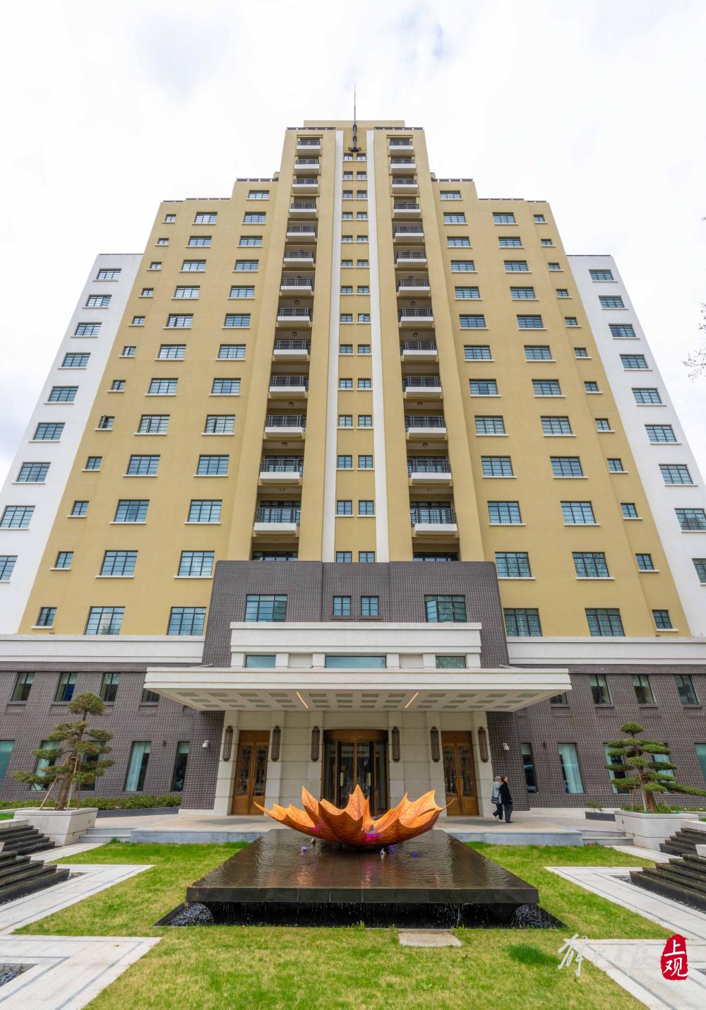 在衡山路,宛平路,建国西路交会处,修缮一新的衡山花园酒店主楼已初露