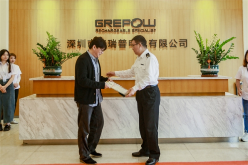 　　观澜海关 燕宇 关长(右)向格瑞普总经理 刘冰(左)颁发海关AEO高级认证证书