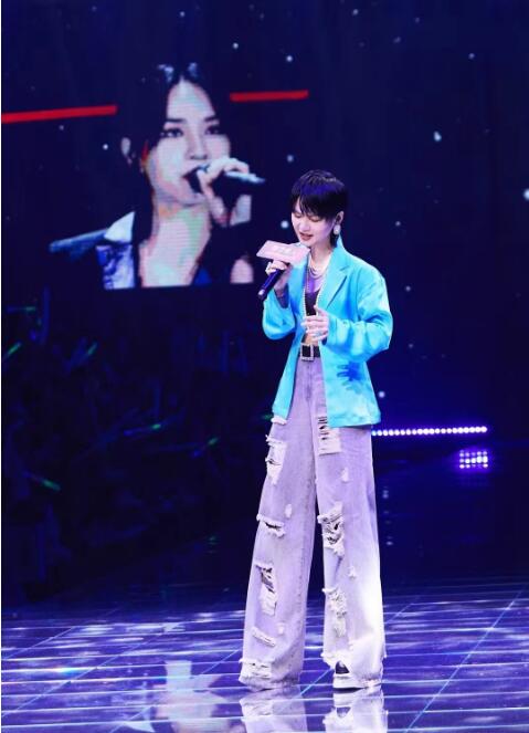 　　都市丽人代言人周笔畅助阵新品发布会