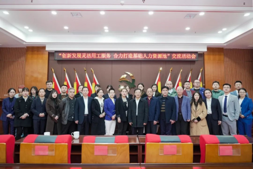 　　△与会企业代表合影