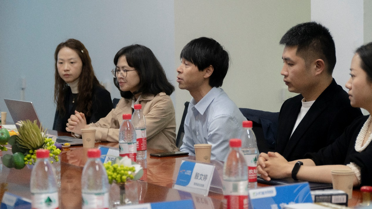　　一线国际旅游集团总经理张兴平(左三)介绍企业发展战略