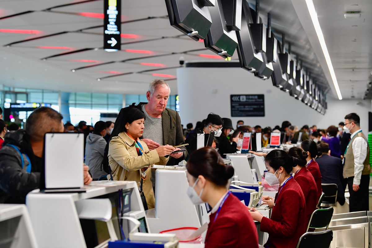 在天府机场办理乘机手续的旅客.四川省机场集团供图