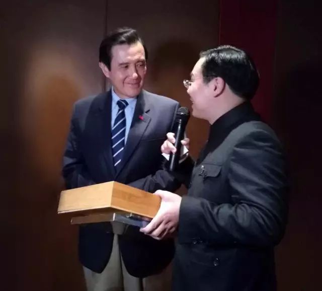 　　(姜岚昕先生与马英九先生亲切交流)