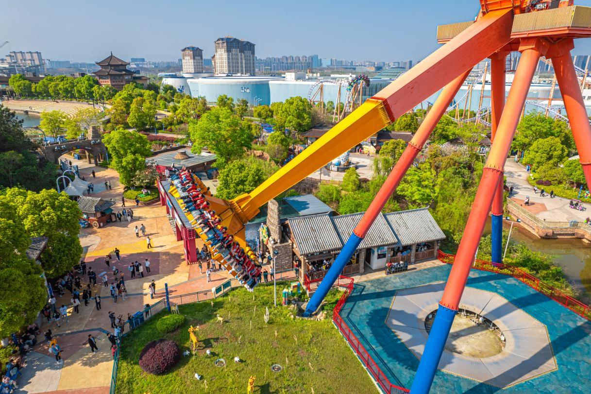 　　(游客在南昌融创乐园游玩神龙摆尾设备)