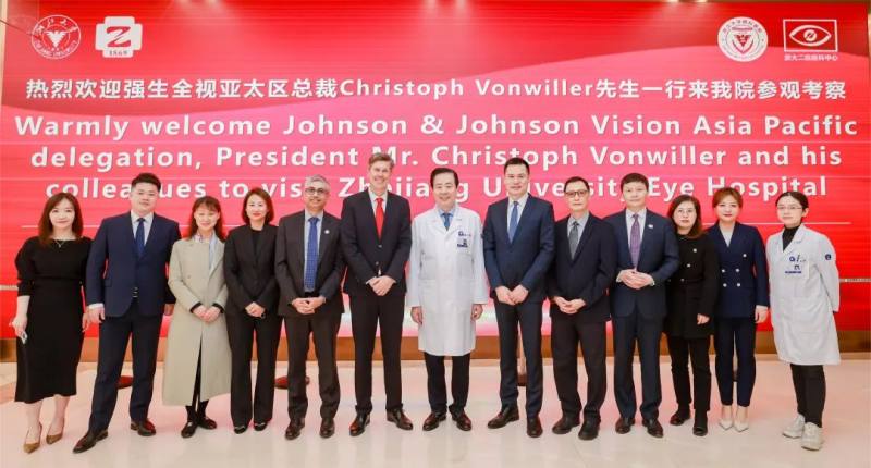 　　强生全视与浙江大学眼科医院代表合影