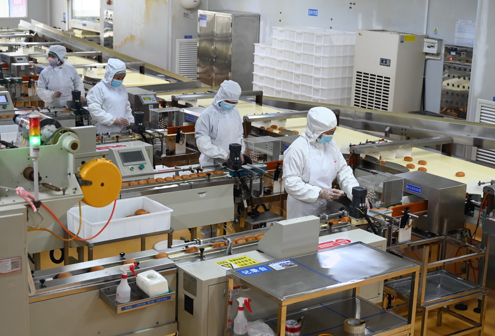 图为盼盼食品集团位于福建晋江的法式小面包生产线.