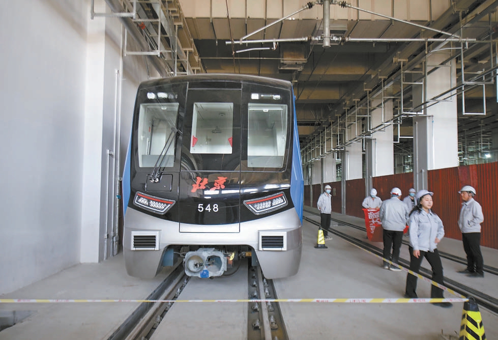 正在施工的地铁17号线北段,首列车辆抵达车辆段,进行调试工作.