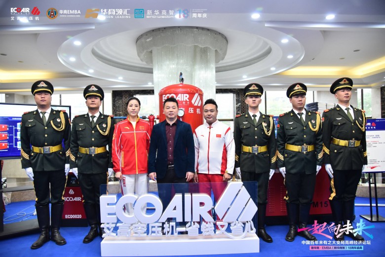 　　上图：艾高空压机创始人、董事长万云树博士(中间)与世界冠军及国旗护卫队合影