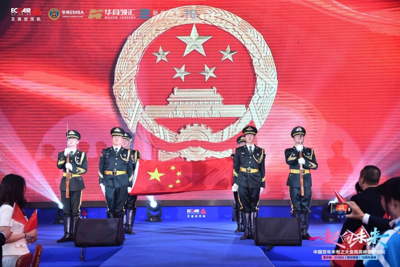 　　上图：庄严隆重的升国旗仪式