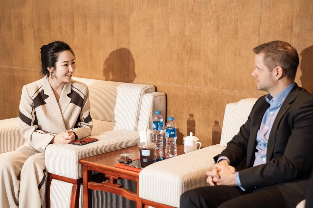 　　凯儿得乐CEO程程与巴斯夫产品高管交流合影