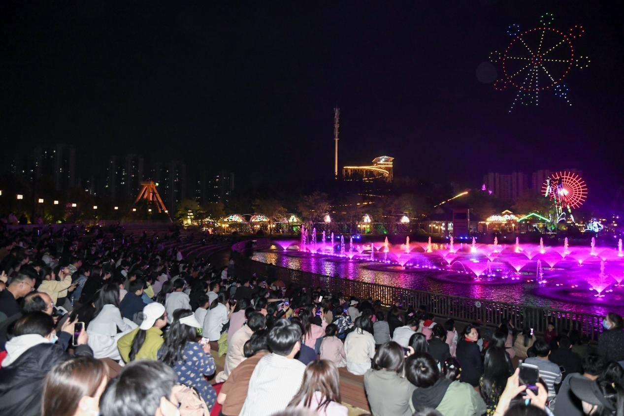 　　(游客在南昌融创乐园大湖观看无人机表演与大湖秀)