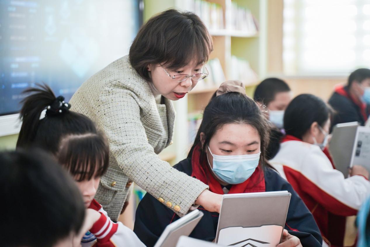 (南厂小学尚洁老师指导学生使用智慧阅读本 摄影师李晨硕)