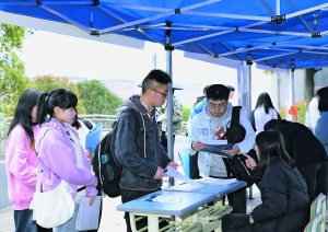 　　学生与企业招聘人员交流。贵阳日报融媒体记者 覃伟 摄