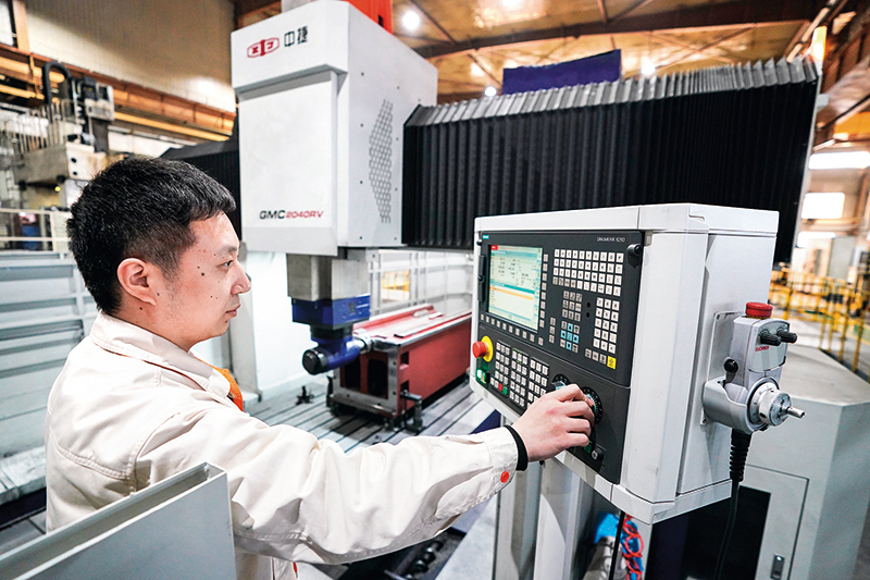 通用技术集团沈阳机床的工人在车间工作(2023 年 2 月 14 日摄) 潘昱