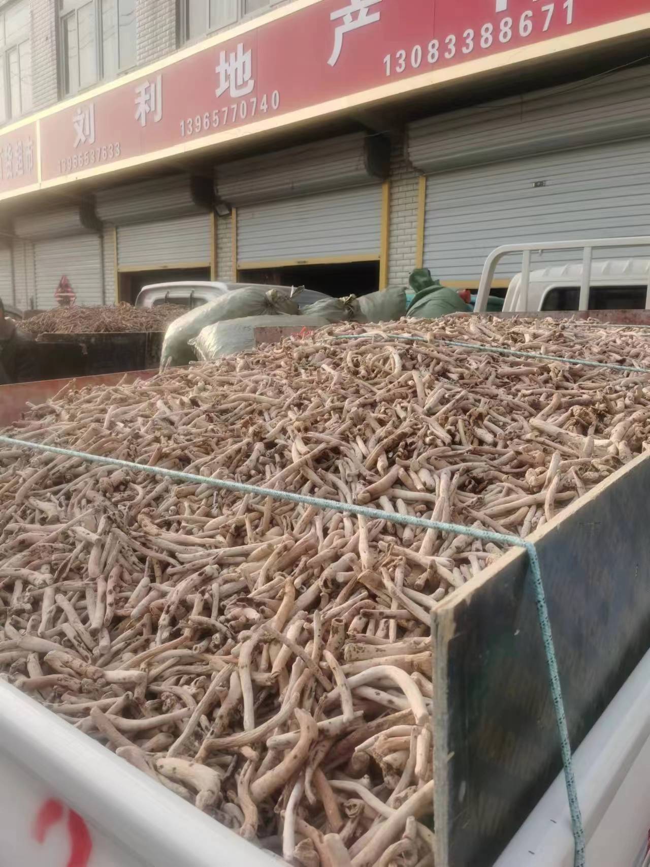 药农拉到十九里市场的牡丹皮（图片来源：财联社记者摄）