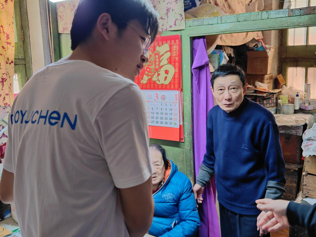 　　若羽臣爱心公益小队为老人送物资