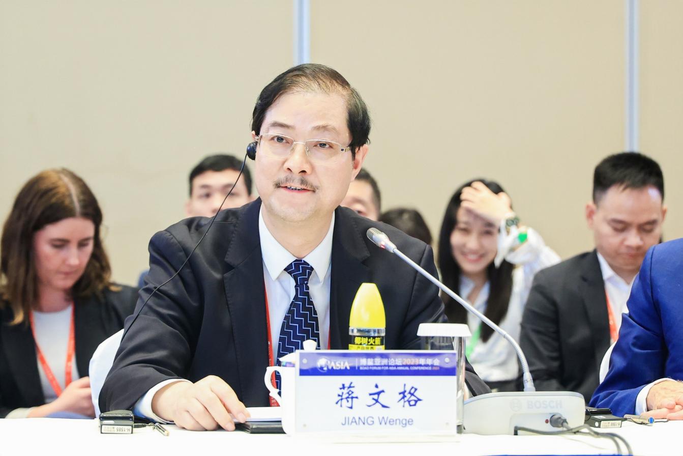 　　图为五粮液股份公司副董事长、总经理蒋文格在会上发言