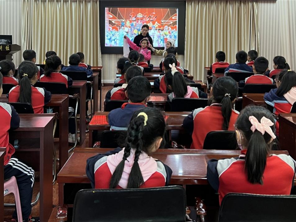 　　下午4:00,课本剧社团的孩子们排演课本剧