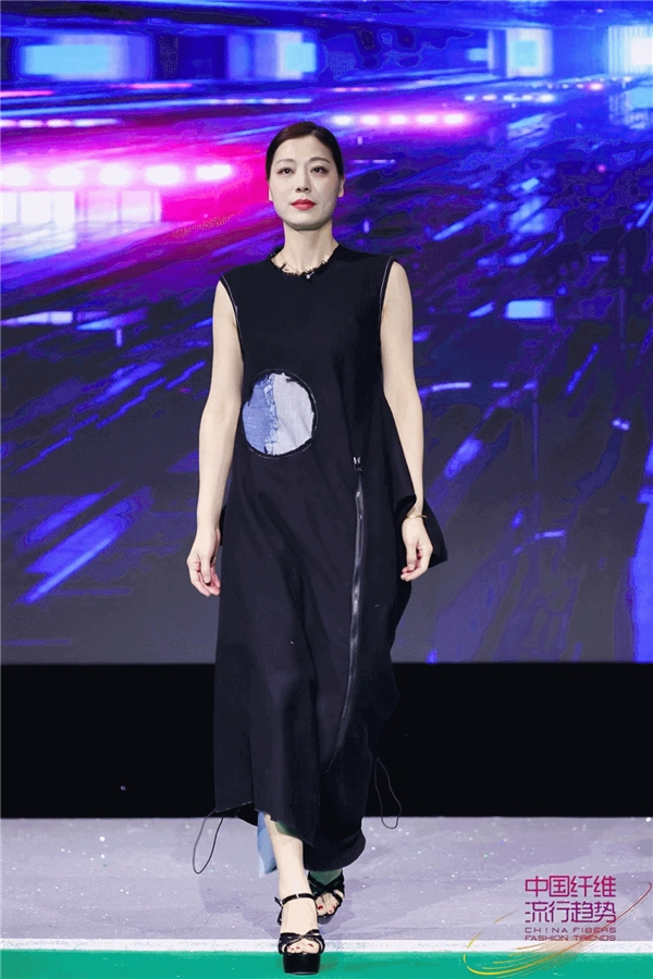 　　“莱赛尔 · 个性无限”主题服装秀