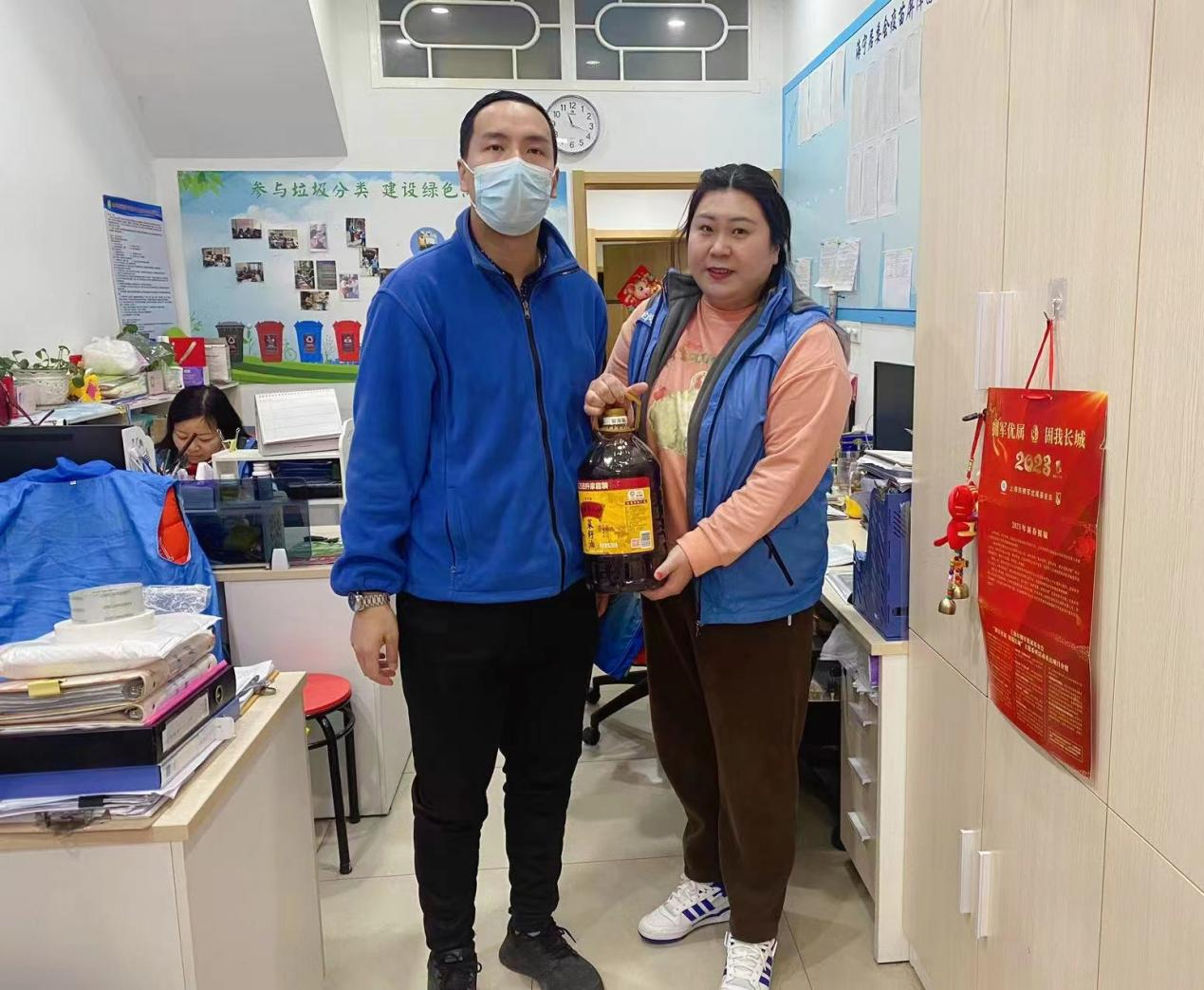 　　左一为志愿者，右一为海宁居民区党总支书记王黎