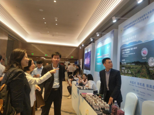 行业代表们莅临银谷芳香展位交流、讨论