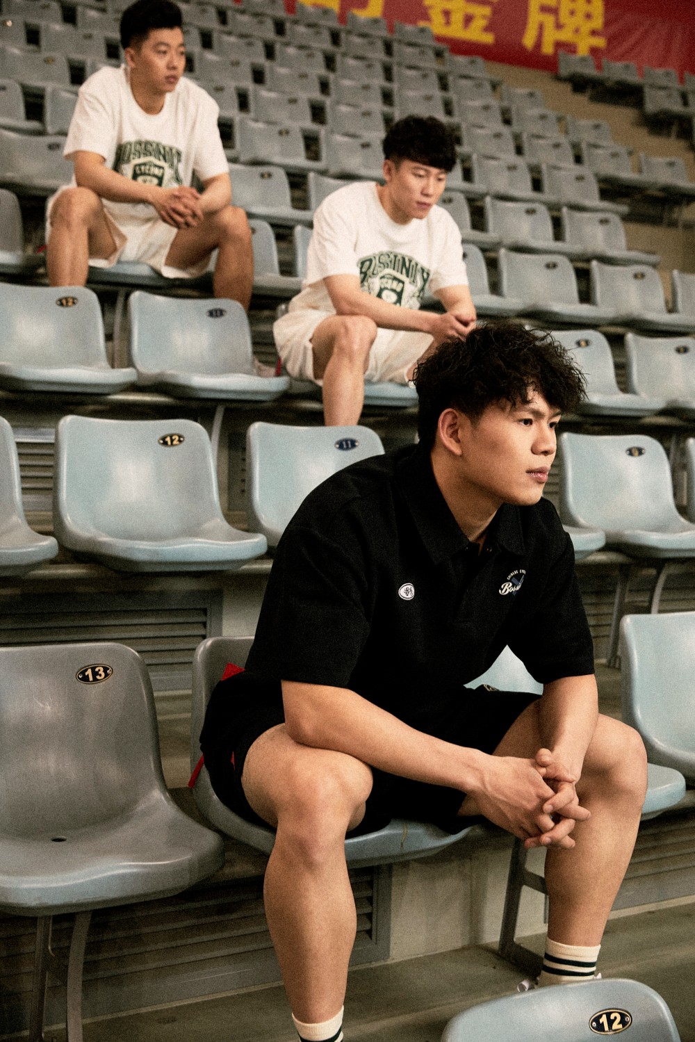 　　自行车冠军演绎全新胶囊系列，从上至下依次为：陆家辰，刘琦，严炜明