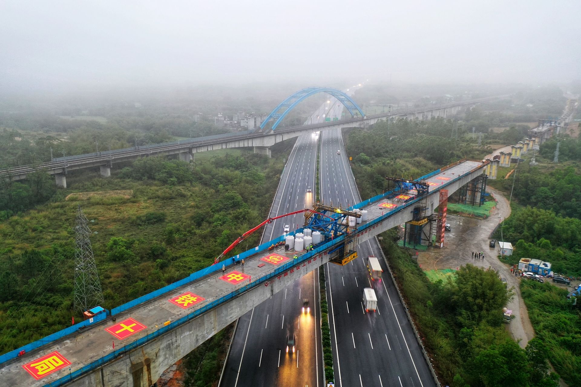 广湛铁路长兴村特大桥跨沈海高速连续梁合龙段施工现场(无人机照片).