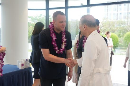 　　荒木英世院长向国际媒体记者介绍医院并亲切交流