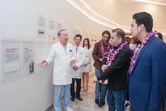 　　荒木英世院长向国际媒体记者介绍医院并亲切交流