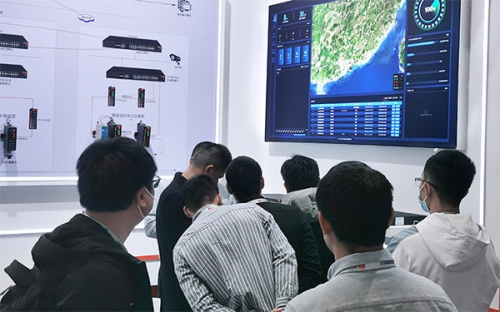 　　工业交换机产品和应用吸引了大量感兴趣的朋友，现场人气爆棚