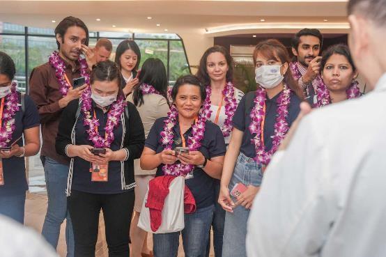 　　荒木英世院长向国际媒体记者介绍医院并亲切交流