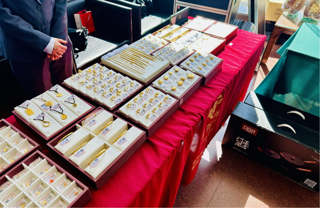 菜百的工作人员向记者展示黄金饰品.