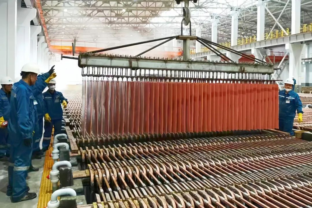 　　高能鑫科首批阴极铜顺利出槽