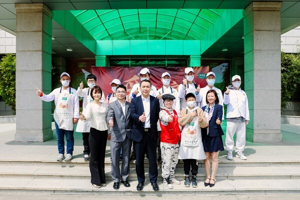 　　与小厨师代表合影