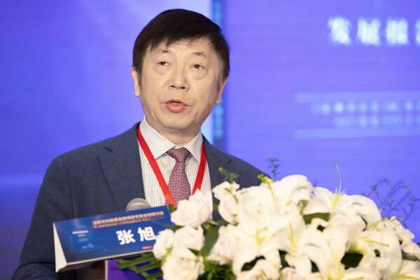 　　中国人民解放军总医院泌尿外科医学部主任、中国科学院院士，中华医学会泌尿外科分会侯任主任委员张旭院士