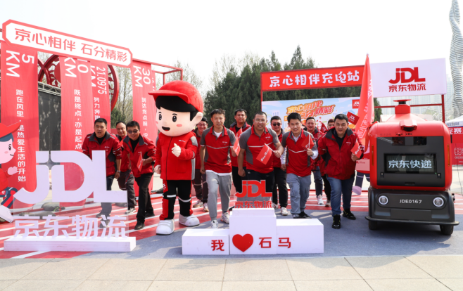 　　(图无人车亮相京心相伴充电站，陪伴所有人为热爱奔跑)