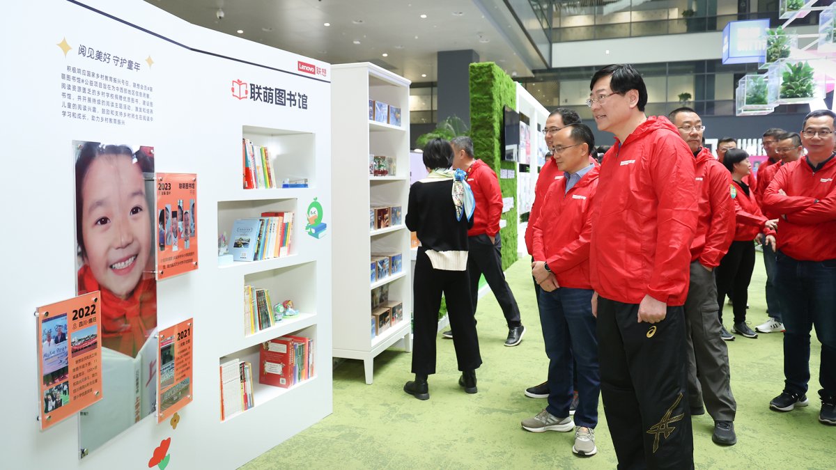 　　图1：联想集团总裁杨元庆率高管团队莅临公益行动现场