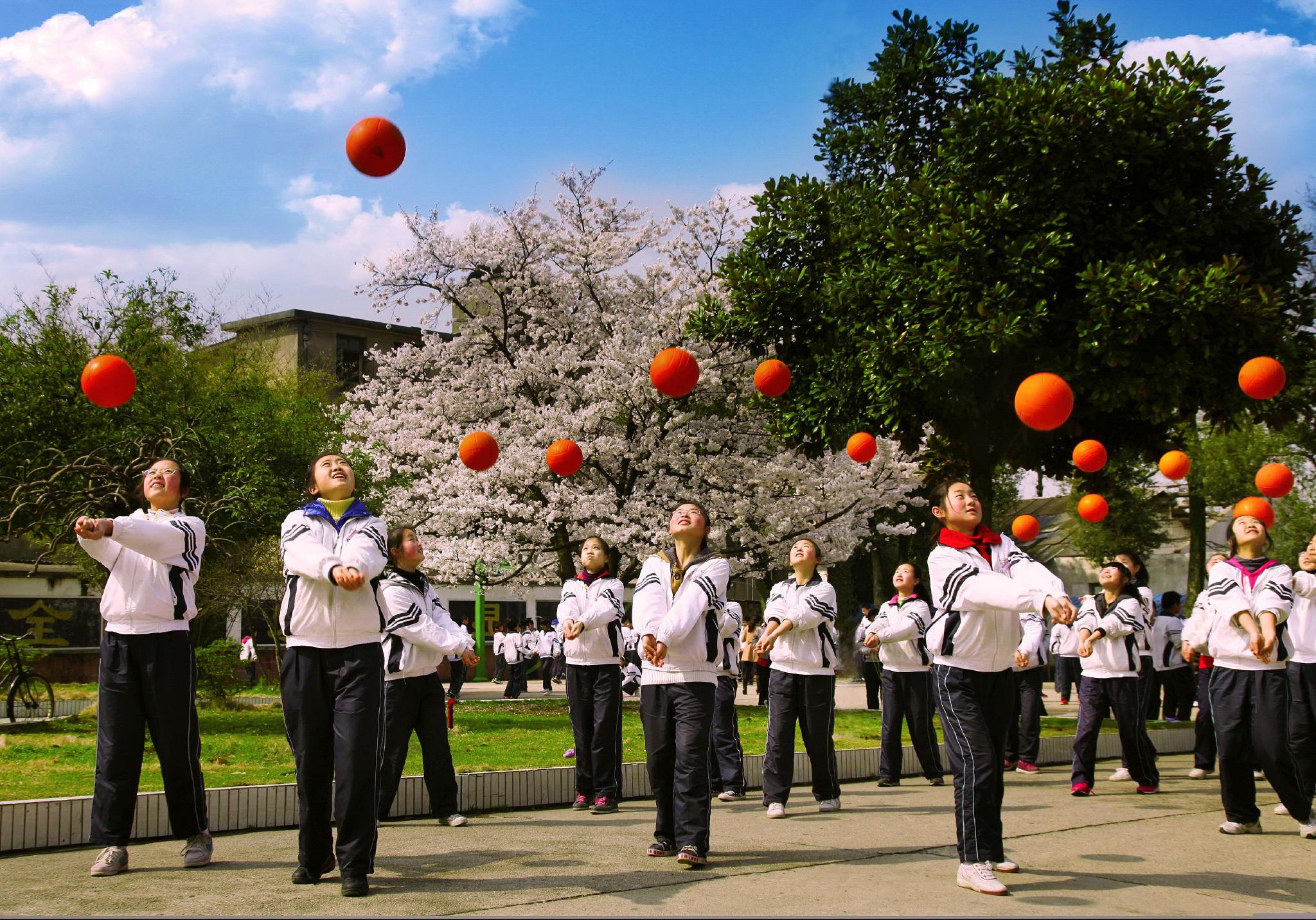 适之中学举行空中抛球活动,让学生及时解压,预防颈椎病.