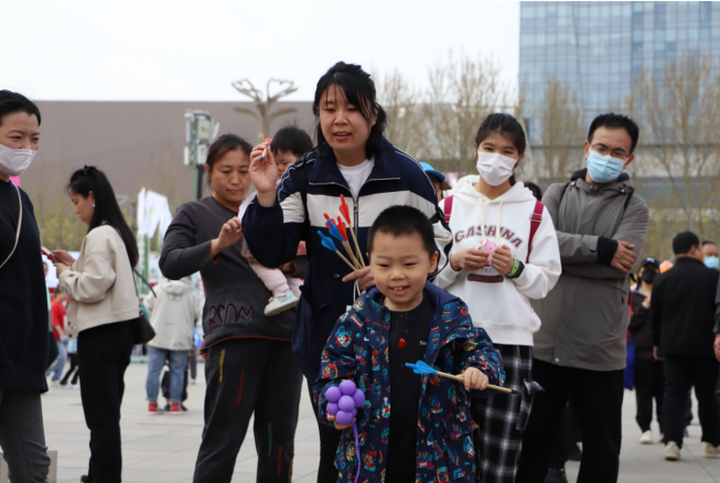 　　(图现场互动，吸引人群参与其中)