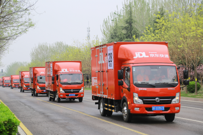 　　(图65台京东物流车组成的服务保障车队出发)