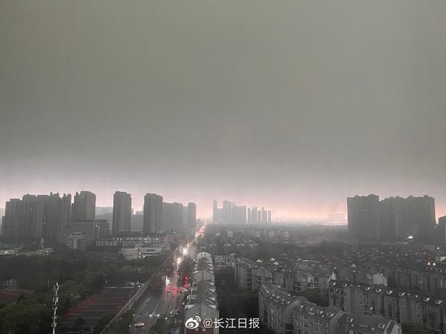 武汉大暴雨白天秒变黑夜,天空乌云密布宛如电影特效,网友晒出现场图!