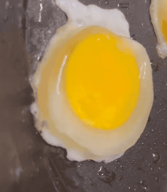 正在煎切片的冻鸡蛋。图/李小葵