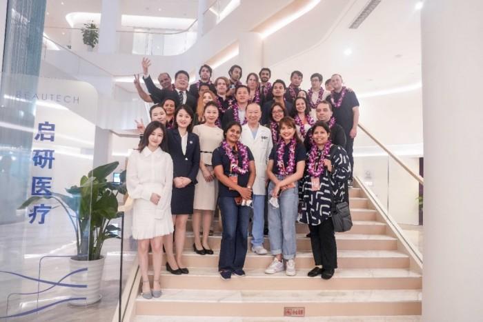 　　荒木英世院长、黄国军院长与国际媒体记者亲切合影