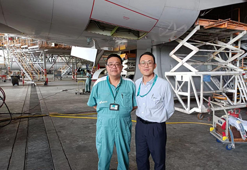 　　李志惠(穿浅色衬衫者)与同事的合影