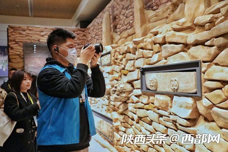 　　采访团记者在陕西考古博物馆进行采访摄像。