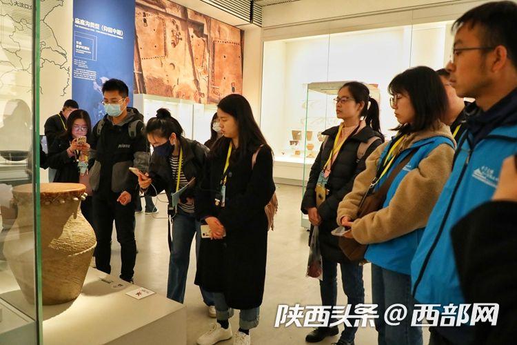 　　采访团记者仔细观察博物馆内展品。