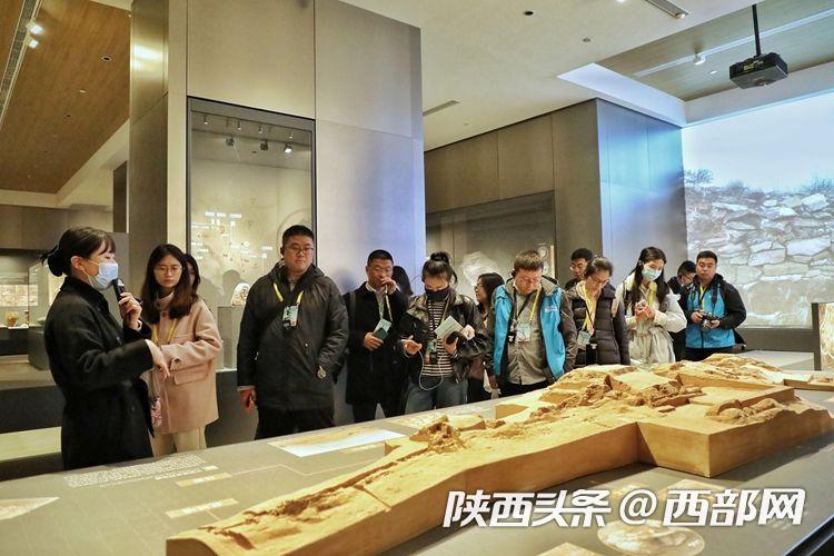 　　采访团记者通过听讲解员介绍，了解文物背后的故事。