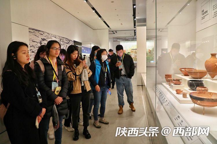 　　媒体团记者在陕西考古博物馆展厅内了解展品背后的故事。