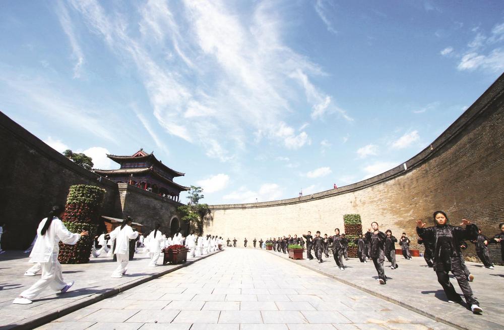 太极拳爱好者在永年区广府古城习练太极拳. 胡高雷 摄